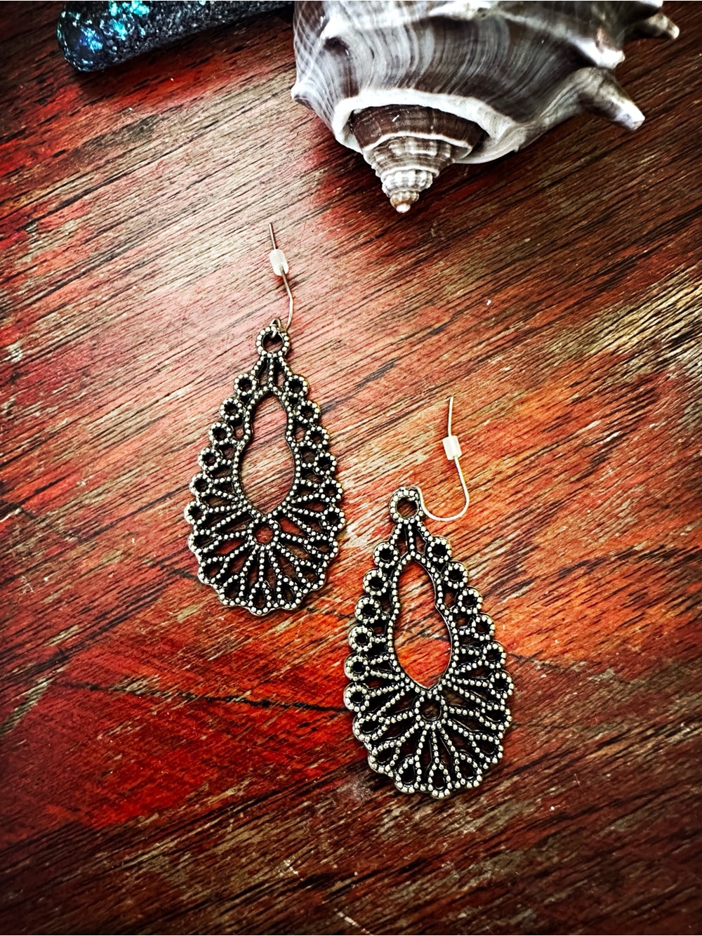 Antique gold scalloped drop earrings